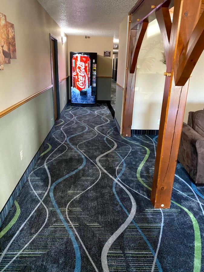 Woodland Inn & Suites Medford Экстерьер фото