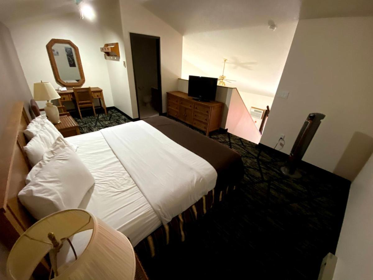 Woodland Inn & Suites Medford Экстерьер фото