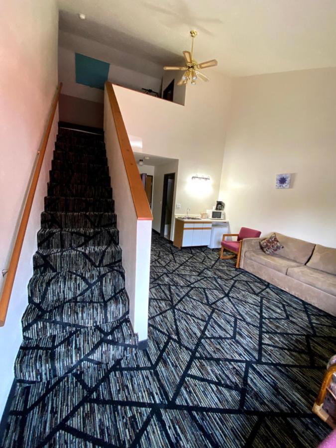 Woodland Inn & Suites Medford Экстерьер фото