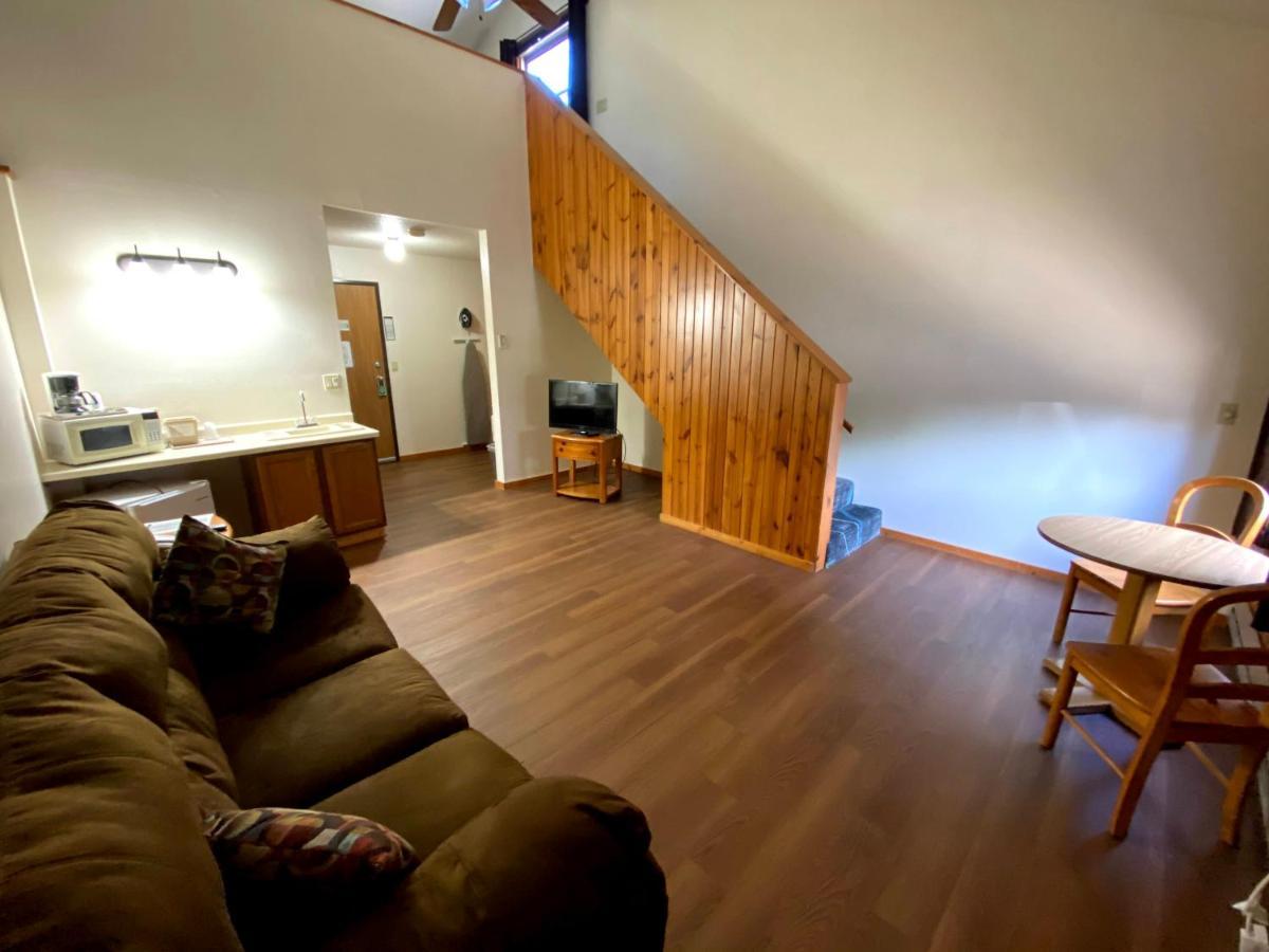 Woodland Inn & Suites Medford Экстерьер фото