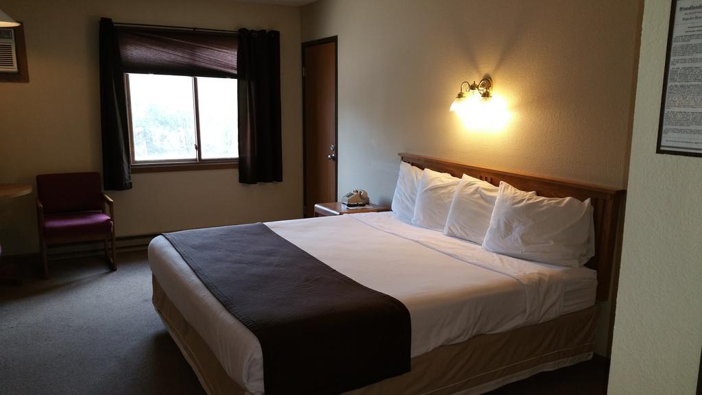 Woodland Inn & Suites Medford Экстерьер фото